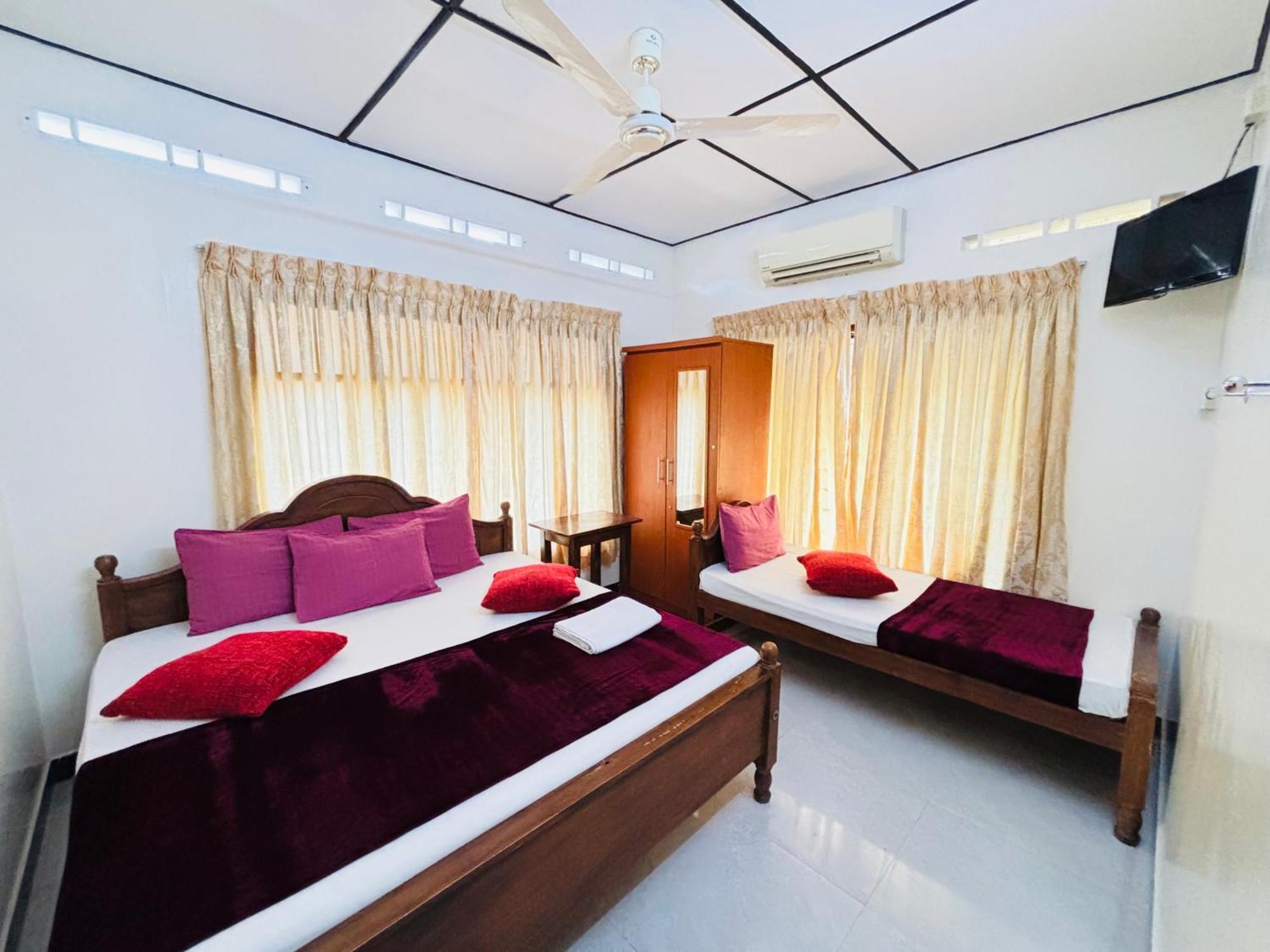 Yaarl Holiday Jaffna Bagian luar foto